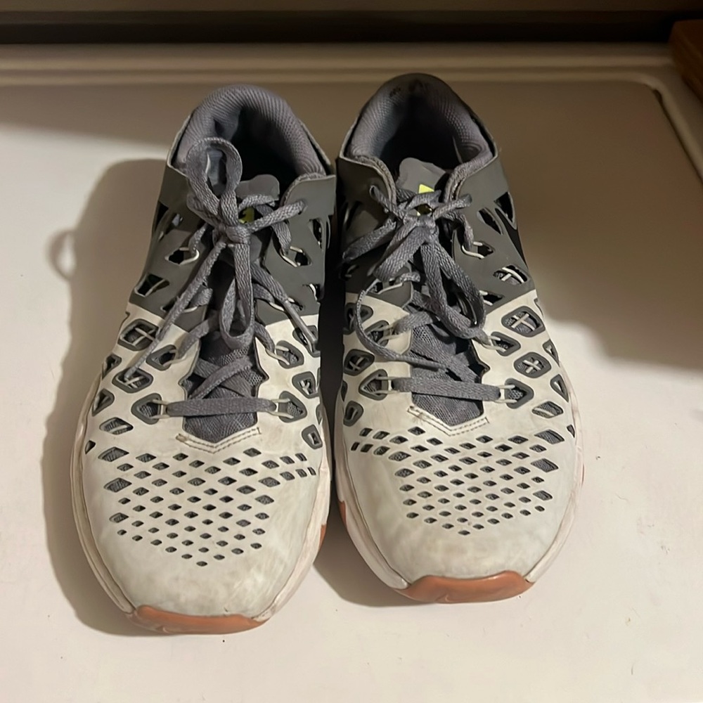 nike Men’s gray training sneakers